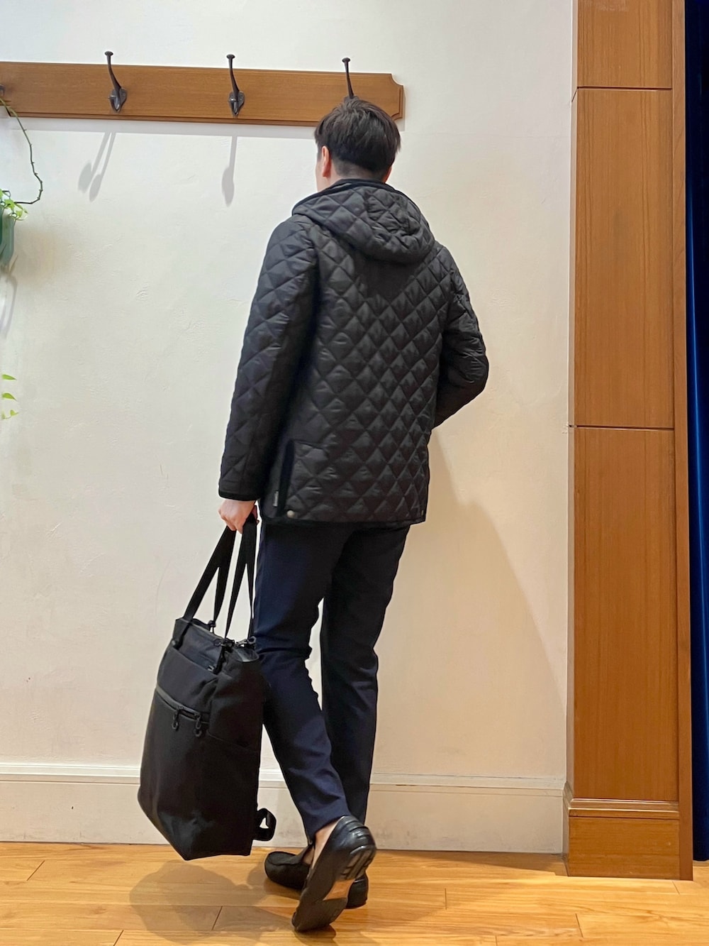 ブルー系のその他パンツ、ブルー系のテーラードジャケット、ブラック系のブルゾンを着用したメンズの秋コーディネートの4枚目の写真