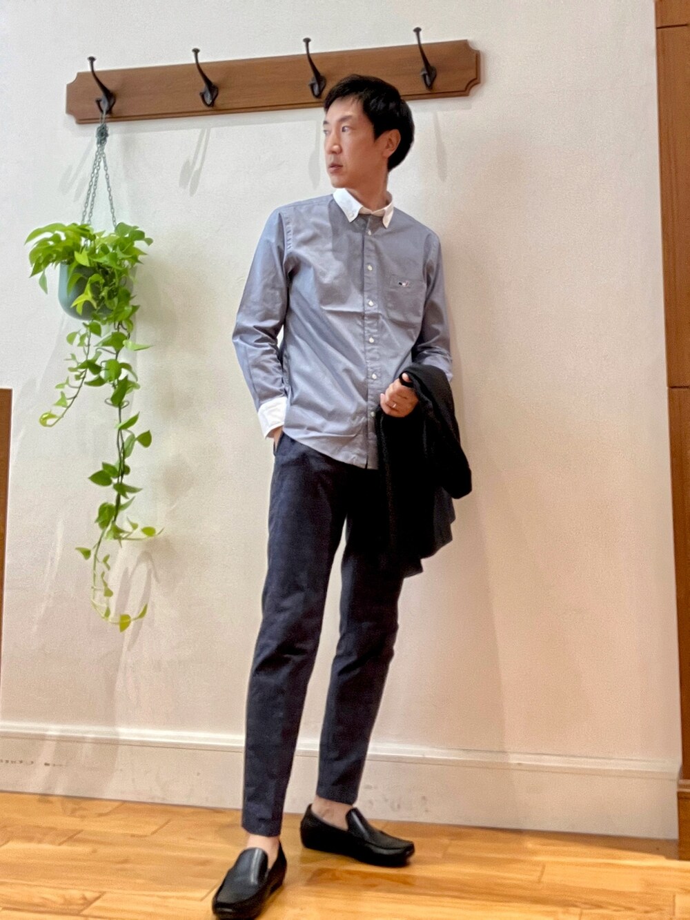 ブラック系のバックパック/リュック、グレー系のテーラードジャケット、ブルー系のシャツ/ブラウスを着用したメンズの夏コーディネートの8枚目の写真