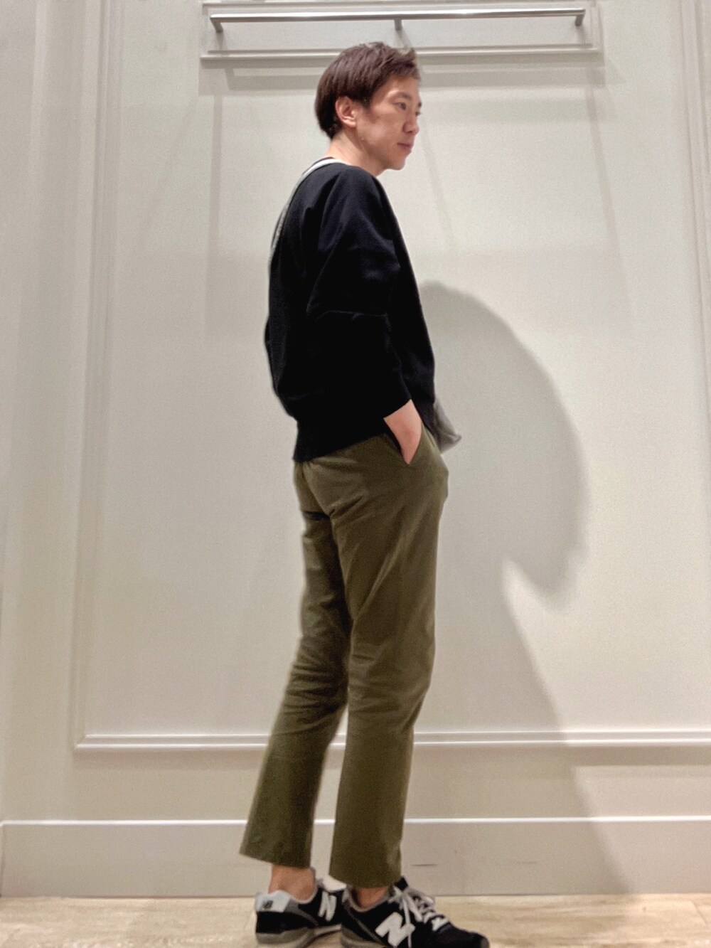 ブラック系のスウェット、グリーン系のショルダーバッグを着用したメンズの冬コーディネートの5枚目の写真