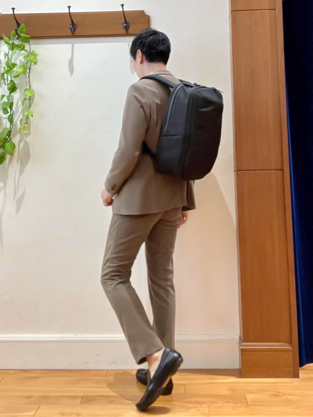 ベージュ系のテーラードジャケット、ベージュ系のその他パンツ、ブルー系のTシャツ/カットソーを着用したメンズの秋コーディネートの3枚目の写真