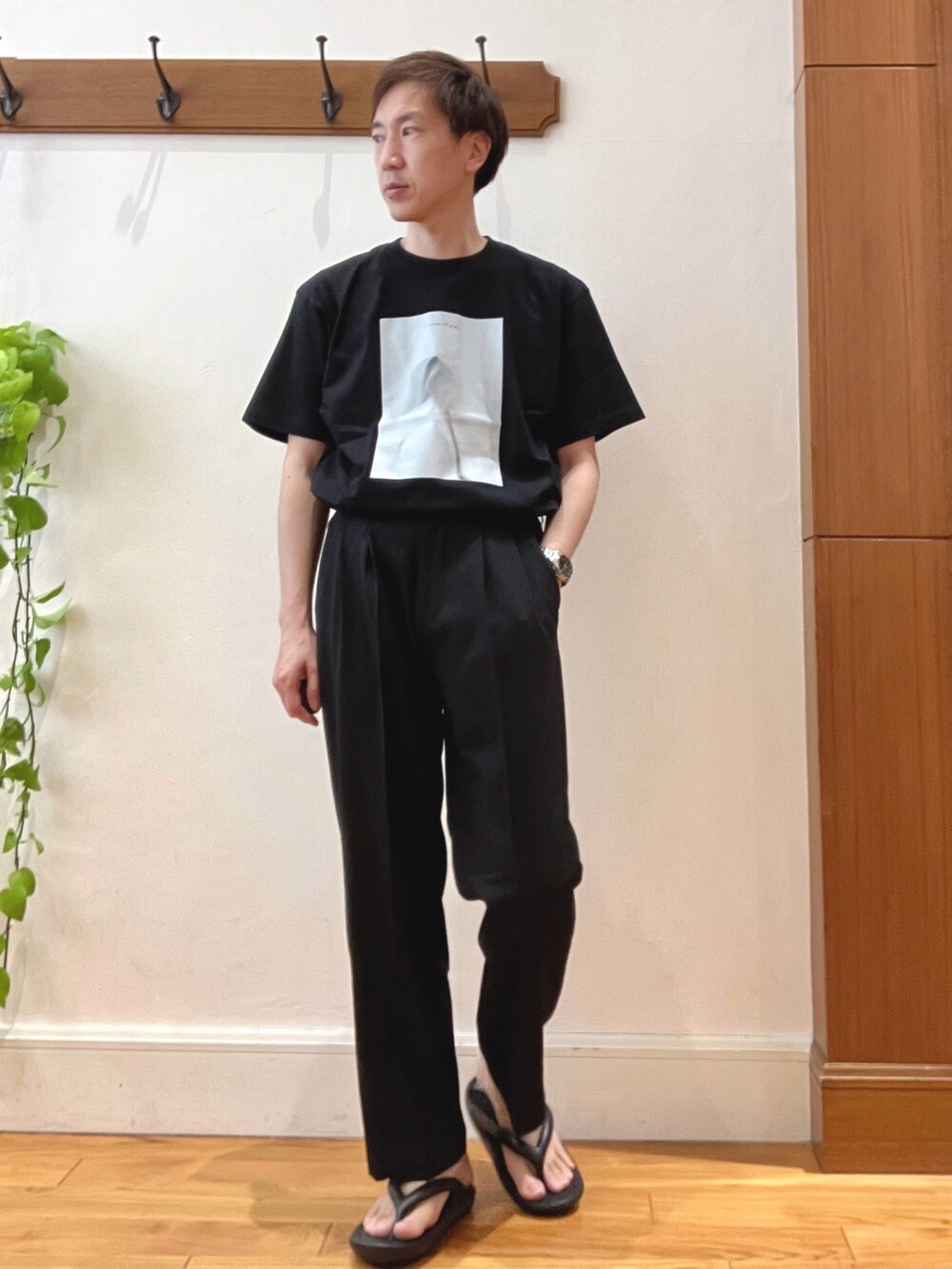 ブラック系のサンダル、ブラック系のその他パンツ、ブラック系のTシャツ/カットソーを着用したメンズの春コーディネートの5枚目の写真