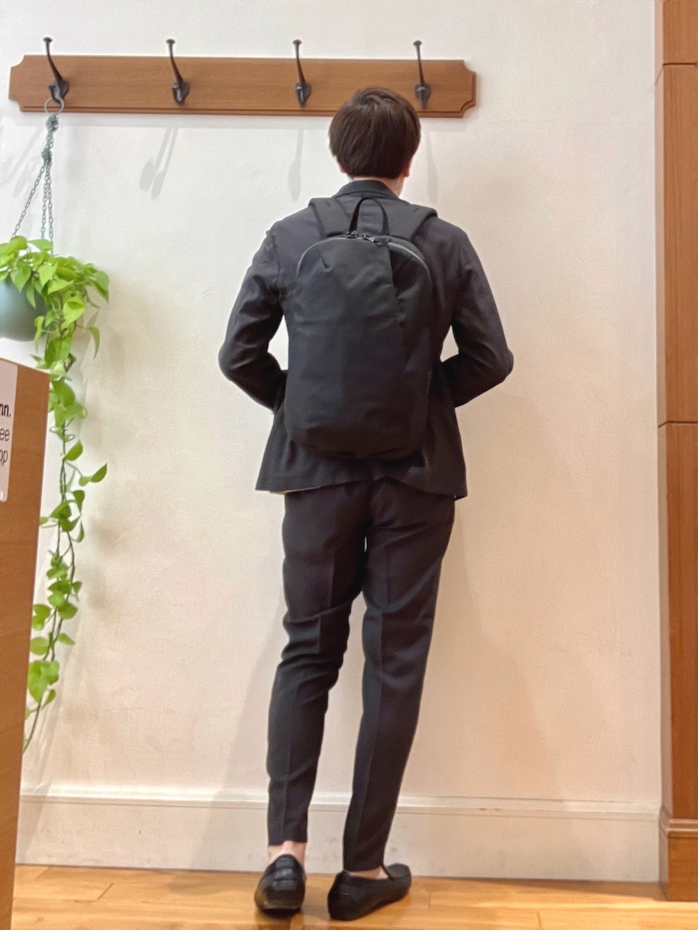 グレー系のテーラードジャケット、グレー系のその他パンツ、ブラック系のバックパック/リュックを着用したメンズの春コーディネートの5枚目の写真