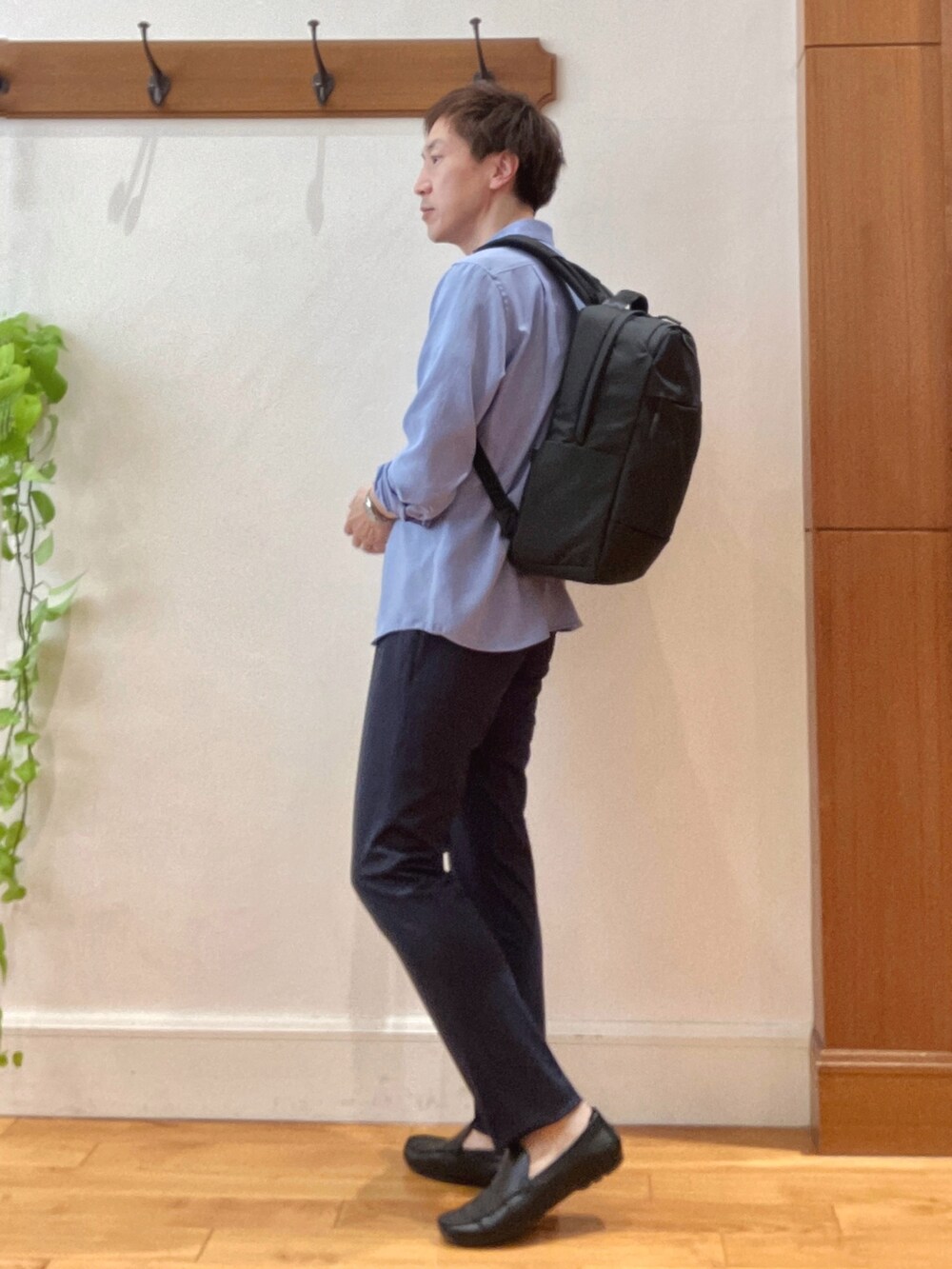 ブルー系のシャツ/ブラウス、ブルー系のその他パンツ、ブラック系のバックパック/リュックを着用したメンズの春コーディネートの4枚目の写真