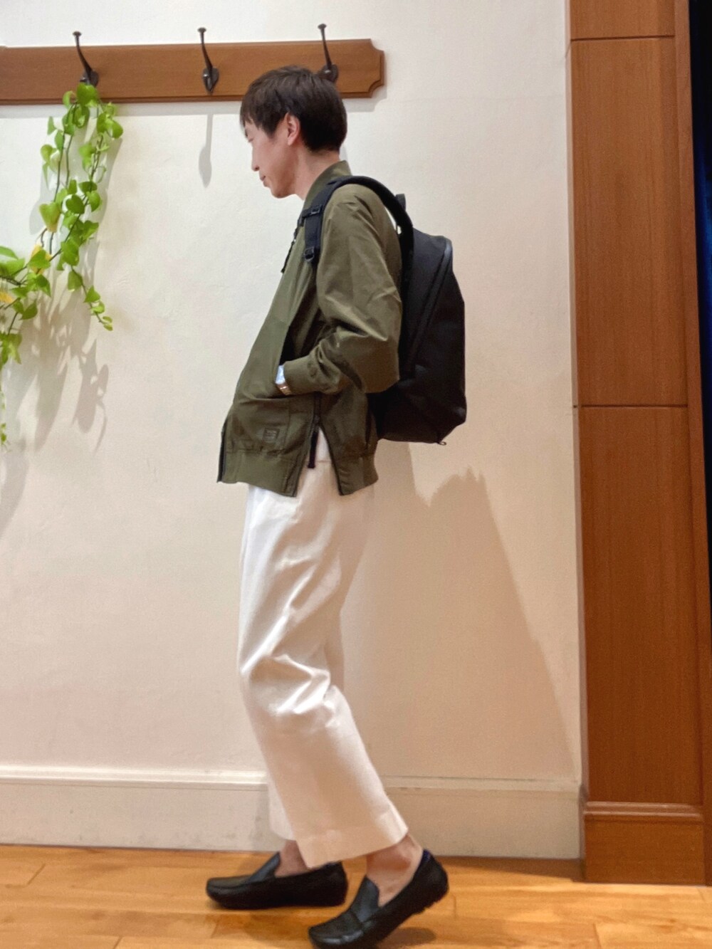 ブラック系のブルゾン、ホワイト系のデニムパンツ、ブラック系のバックパック/リュックを着用したメンズの冬コーディネートの2枚目の写真