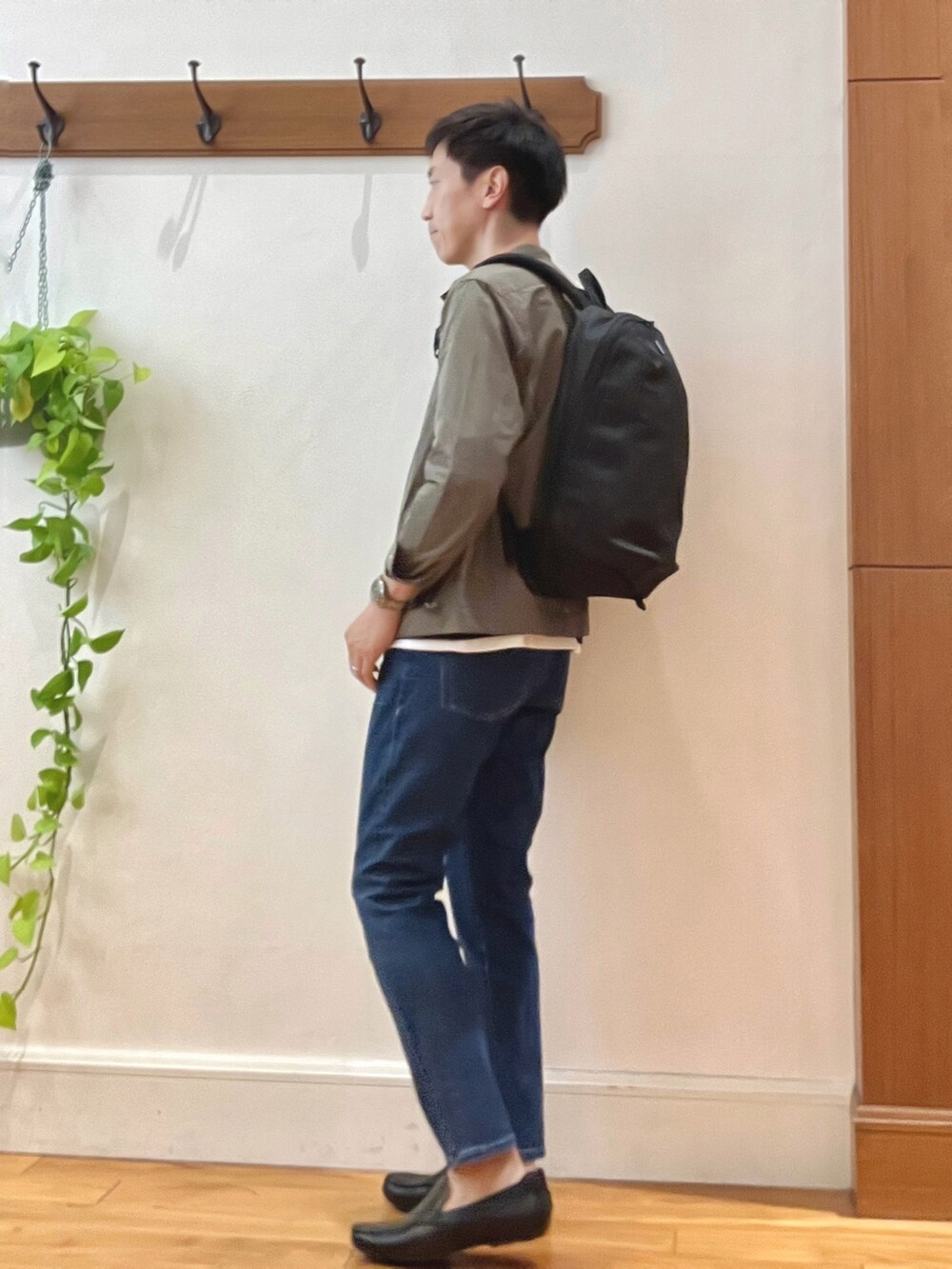 ブラウン系のシャツ/ブラウス、ブルー系のTシャツ/カットソー、ブルー系のデニムパンツを着用したメンズの秋コーディネートの3枚目の写真