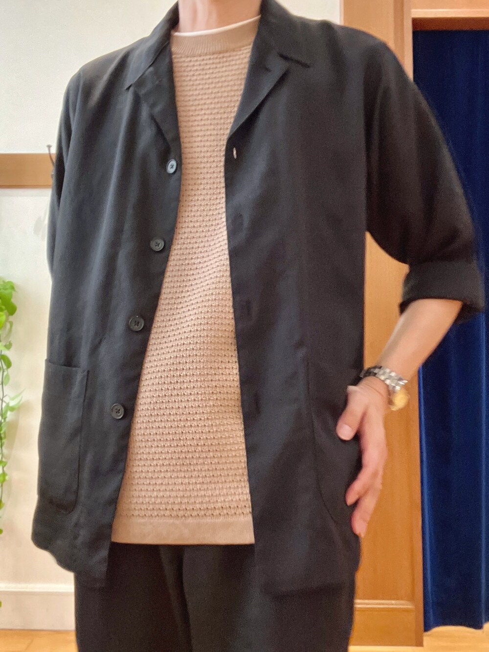 ブラック系のシャツ/ブラウス、ブラック系のその他パンツ、ベージュ系のニット/セーターを着用したメンズの春コーディネートの8枚目の写真