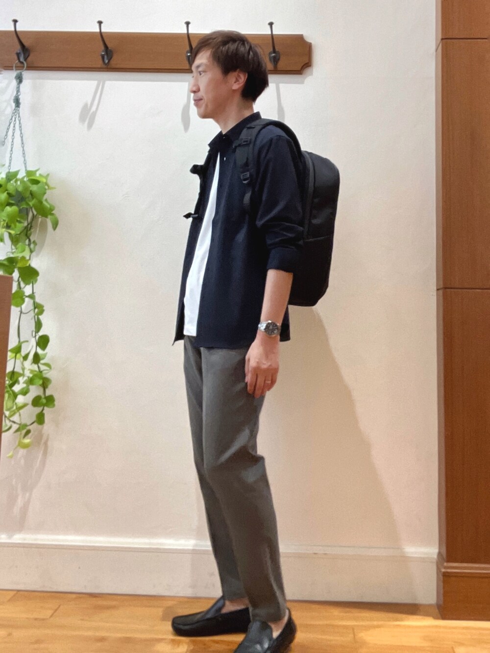 グレー系のその他パンツ、ブルー系のシャツ/ブラウス、ホワイト系のTシャツ/カットソーを着用したメンズの夏コーディネートの3枚目の写真