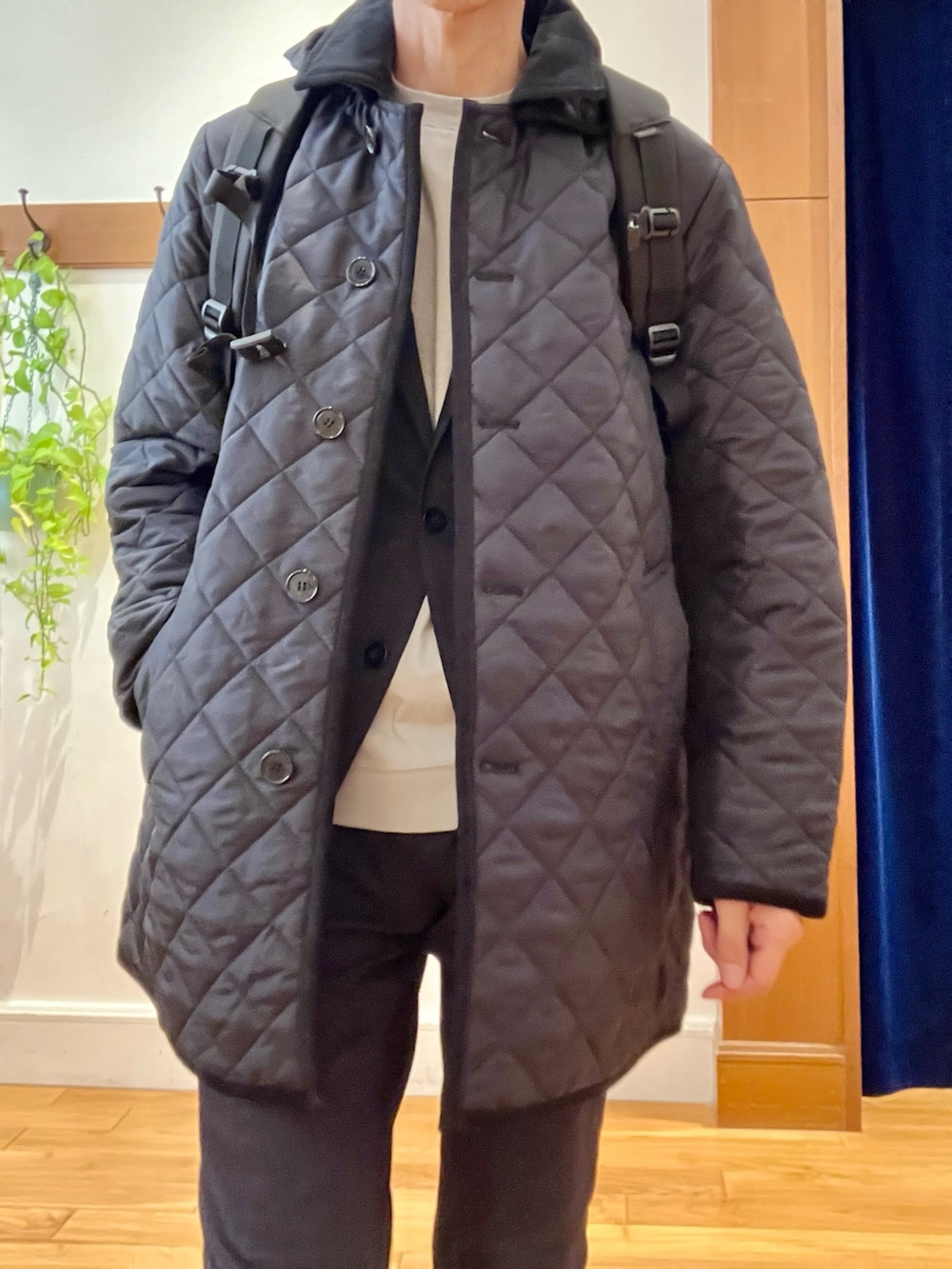ブルー系のブルゾン、ブルー系のテーラードジャケット、ブルー系のその他パンツを着用したメンズの秋コーディネートの9枚目の写真