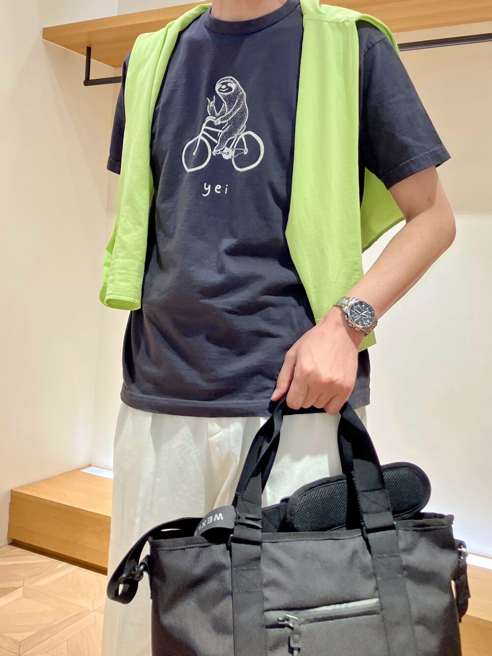 イエロー系のシャツ/ブラウス、グレー系のTシャツ/カットソー、ホワイト系のデニムパンツを着用したメンズの春コーディネートの7枚目の写真