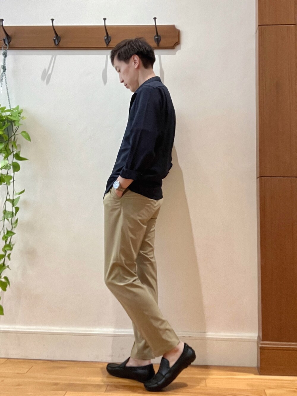 ブルー系のシャツ/ブラウス、ホワイト系のTシャツ/カットソー、パープル系のショルダーバッグを着用したメンズの春コーディネートの3枚目の写真