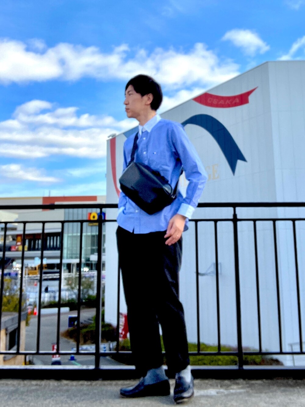 ブルー系のシャツ/ブラウス、ブラック系のボディバッグ/ウエストポーチを着用したメンズの冬コーディネートの2枚目の写真