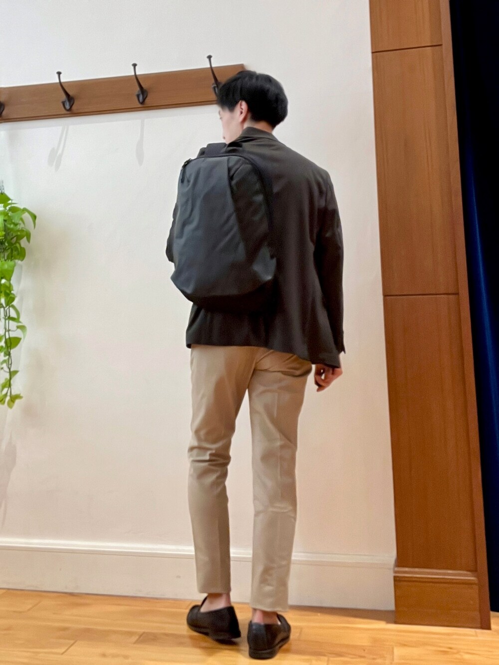 ブラウン系のテーラードジャケット、ベージュ系のTシャツ/カットソー、ブラック系のバックパック/リュックを着用したメンズの春コーディネートの5枚目の写真