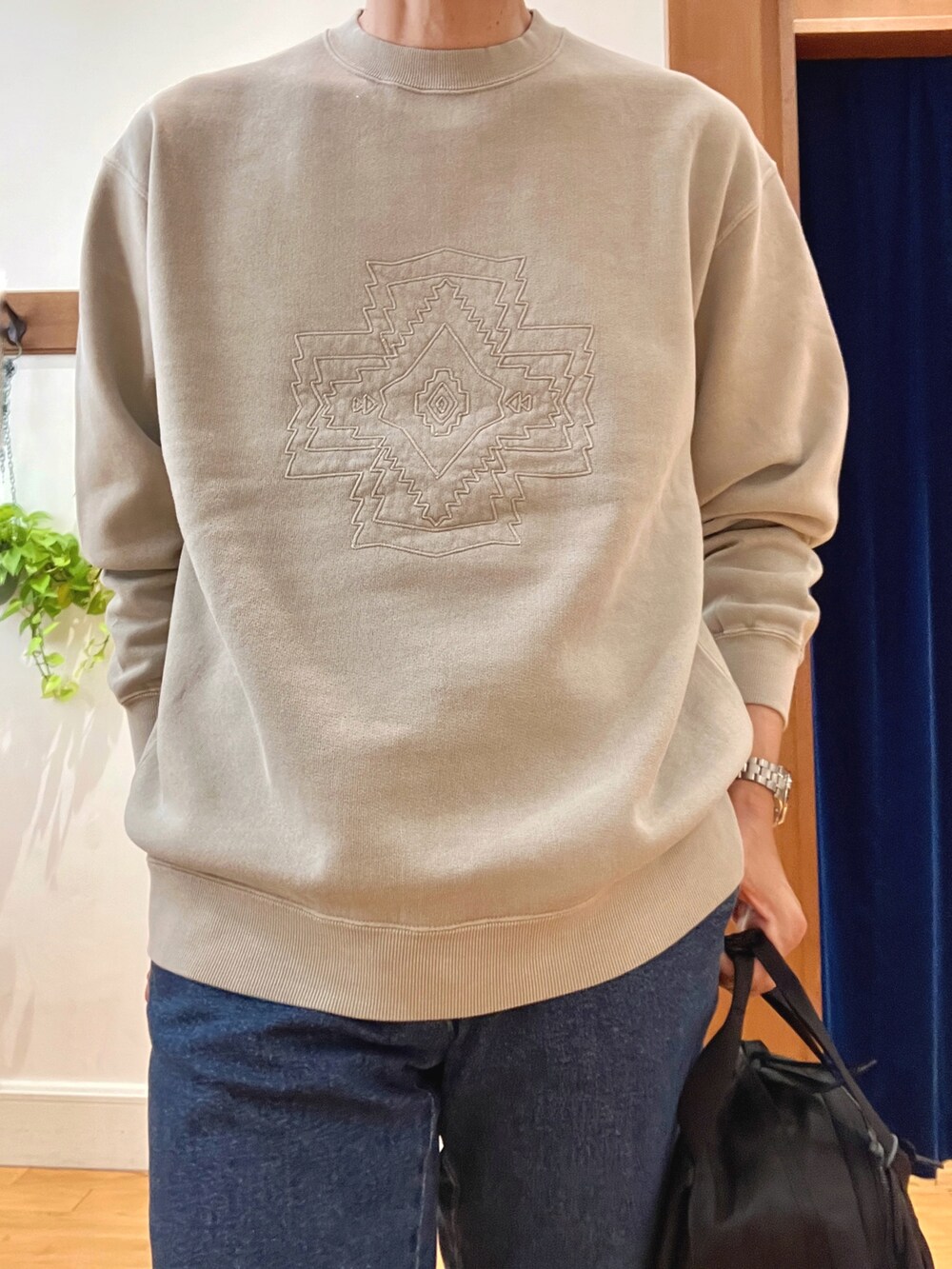ベージュ系のスウェット、ブルー系のデニムパンツ、ブラック系のバックパック/リュックを着用したメンズの秋コーディネートの8枚目の写真
