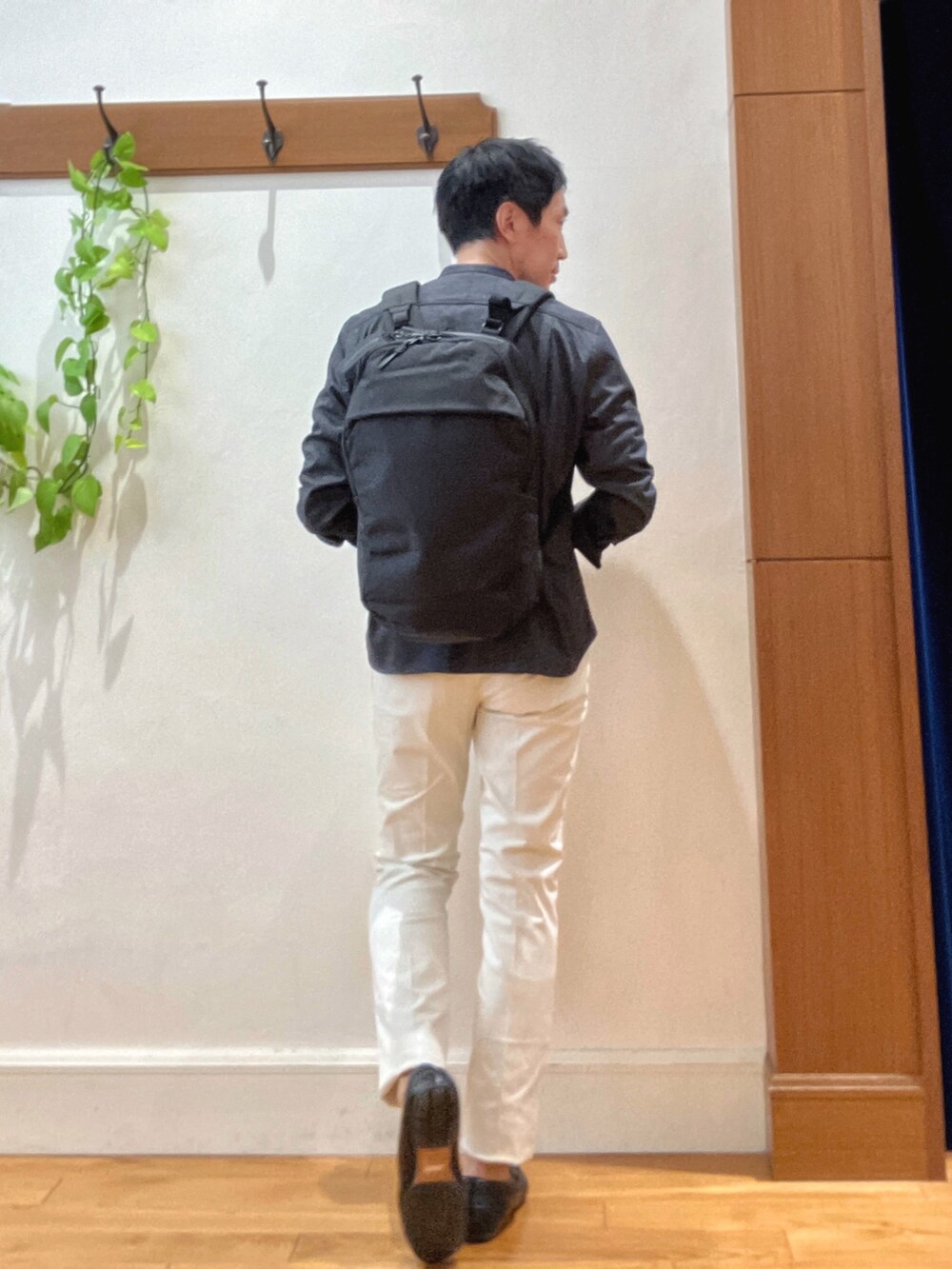 ブルー系のシャツ/ブラウス、ホワイト系のTシャツ/カットソー、ホワイト系のチノパンツを着用したメンズの秋コーディネートの6枚目の写真