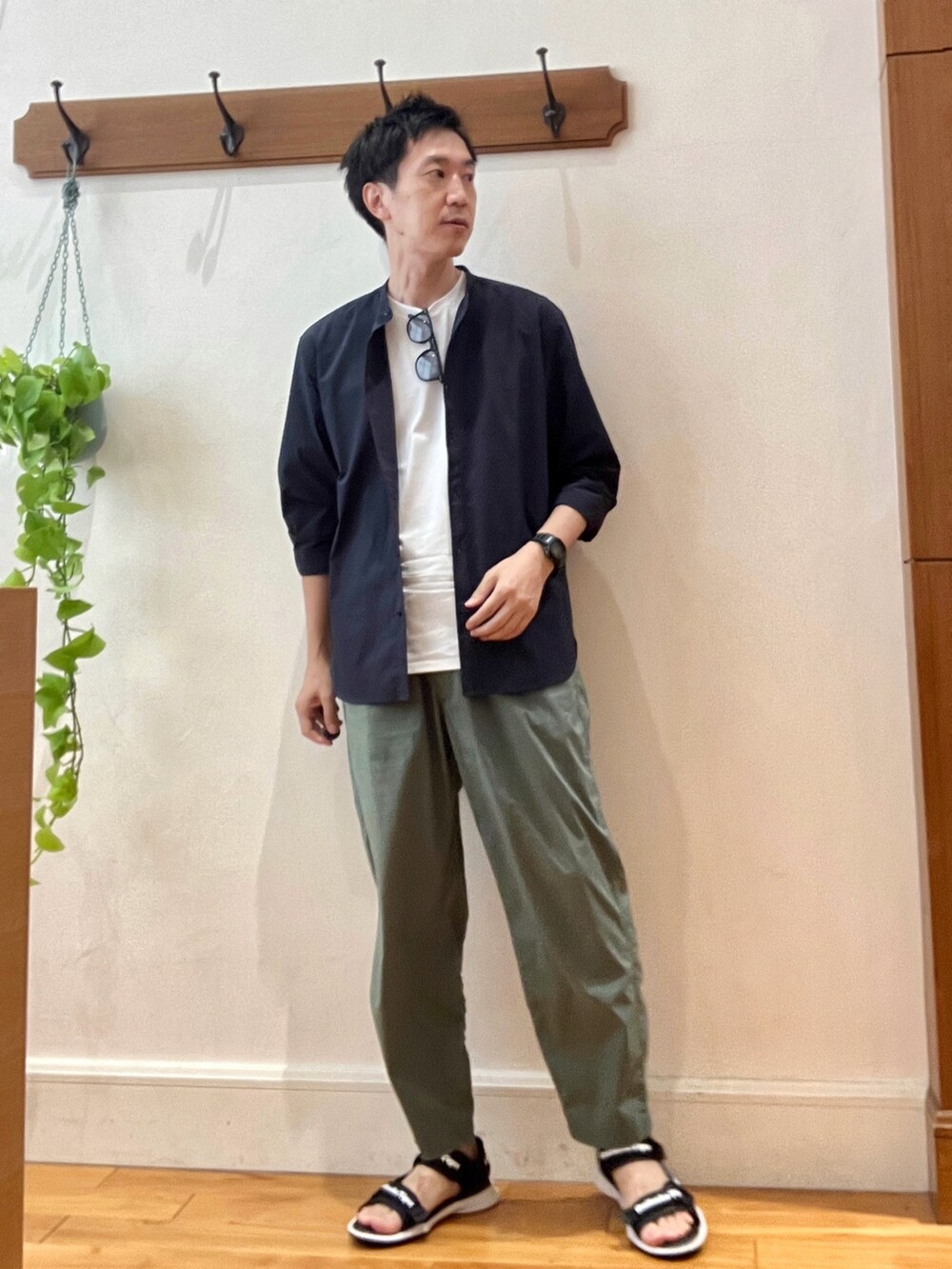 ホワイト系のTシャツ/カットソー、ブルー系のシャツ/ブラウス、ブラック系のサングラスを着用したメンズの夏コーディネートの6枚目の写真