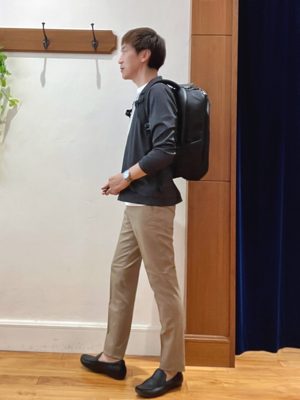 ブルー系のカーディガン/ボレロ、ホワイト系のTシャツ/カットソー、ブラック系のバックパック/リュックを着用したメンズの秋コーディネートの4枚目の写真