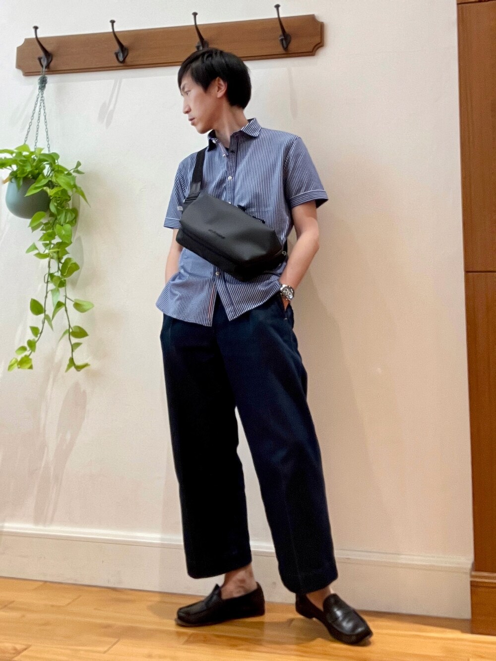 ブルー系のシャツ/ブラウス、ブルー系のTシャツ/カットソー、ブラック系のショルダーバッグを着用したメンズの春コーディネートの6枚目の写真