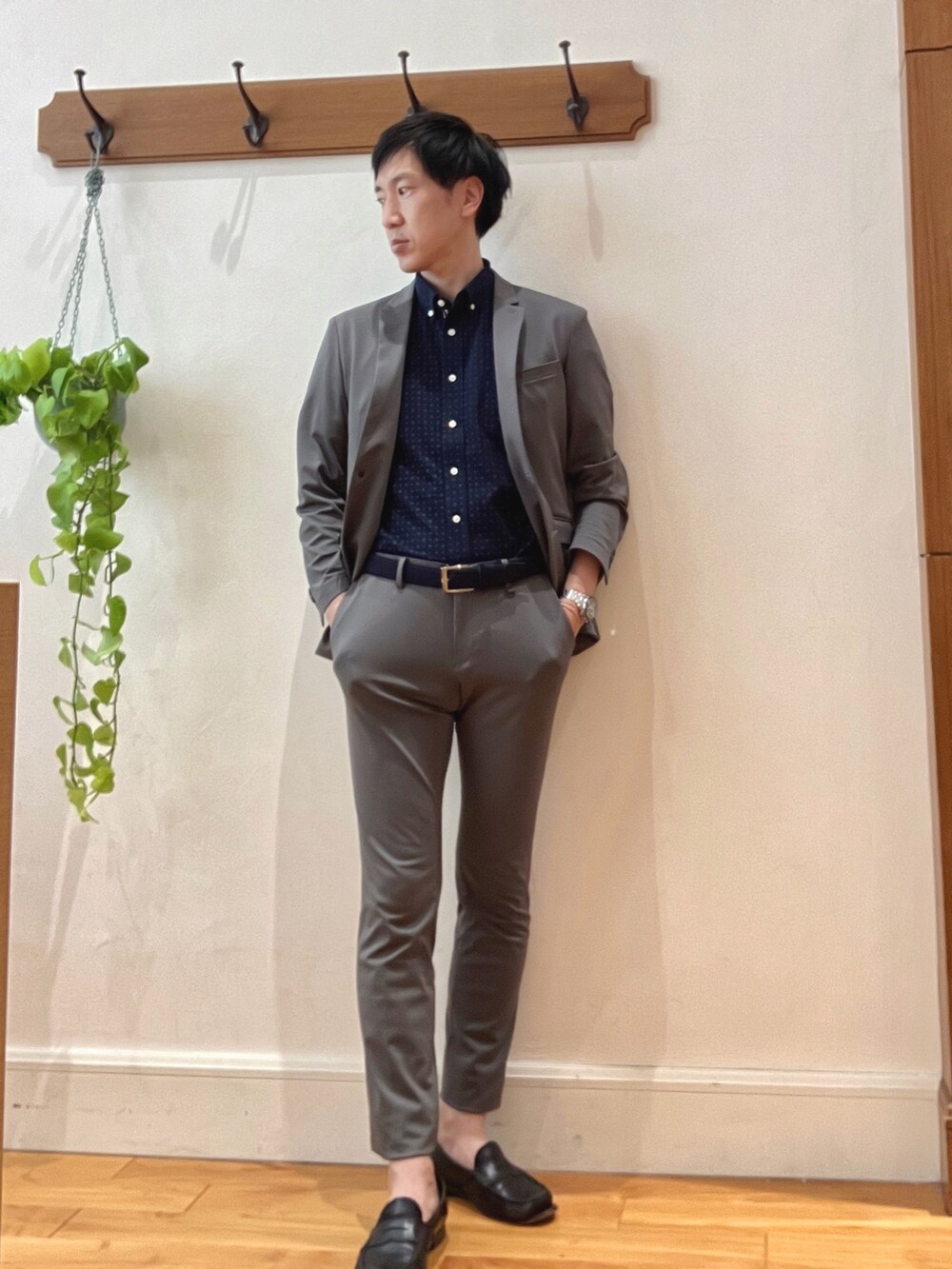 グレー系のテーラードジャケット、グレー系のその他パンツ、ブラック系のシャツ/ブラウスを着用したメンズの春コーディネートの2枚目の写真