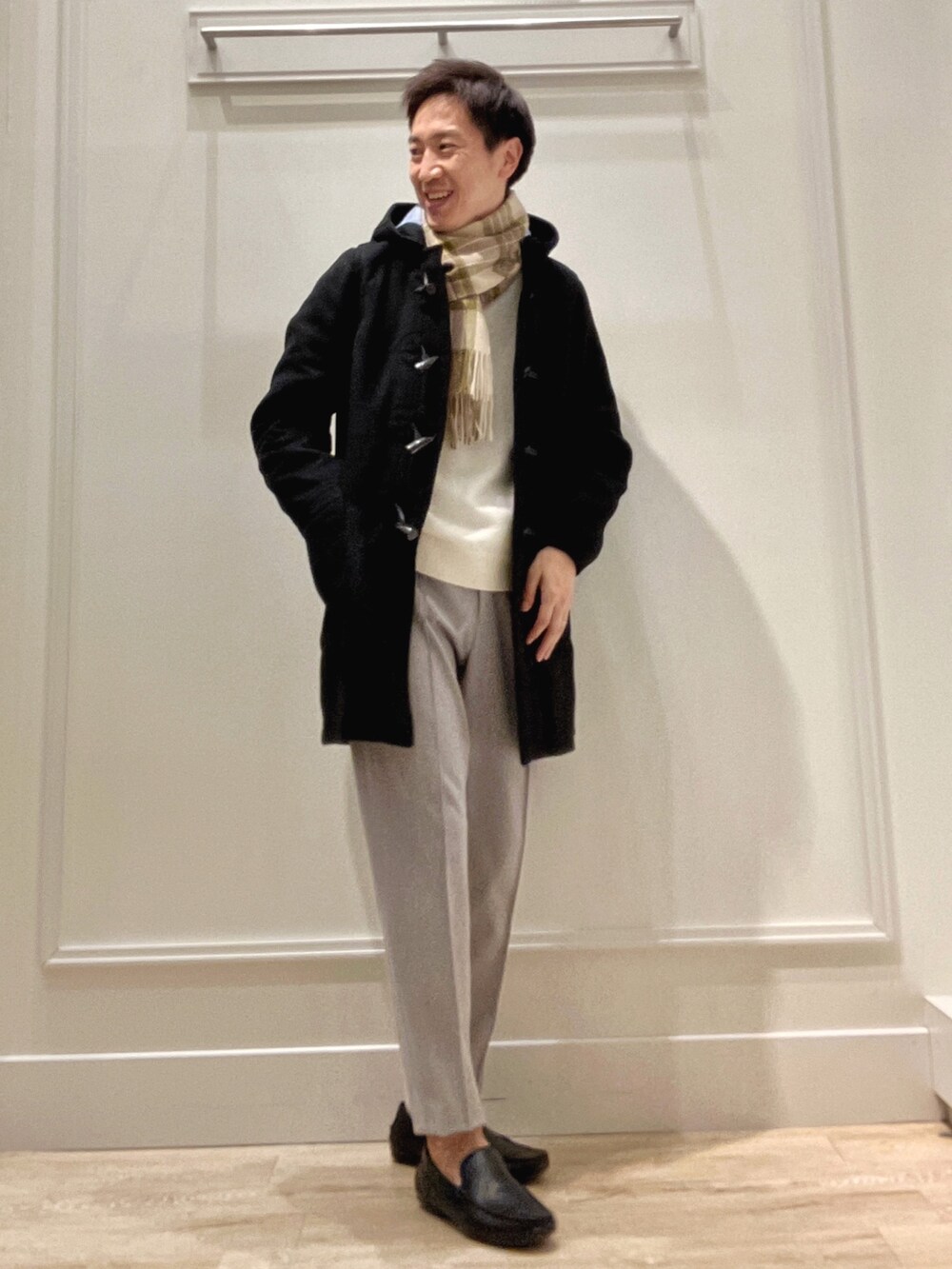 グレー系のその他パンツ、ブルー系のニット/セーター、ブラック系のダッフルコートを着用したメンズの冬コーディネートの7枚目の写真