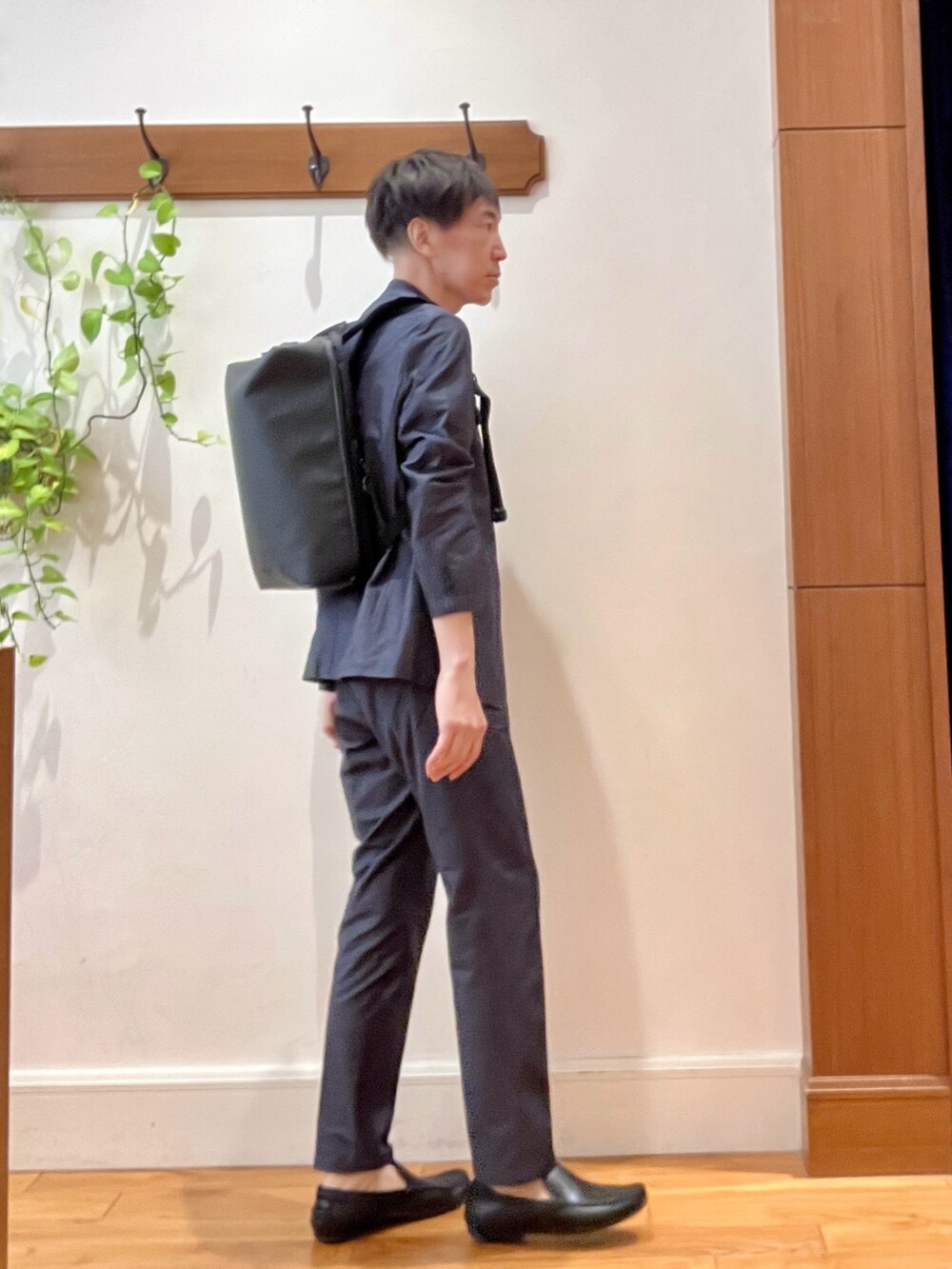 ブルー系のテーラードジャケット、ブルー系のTシャツ/カットソー、ブルー系のその他パンツを着用したメンズの秋コーディネートの7枚目の写真