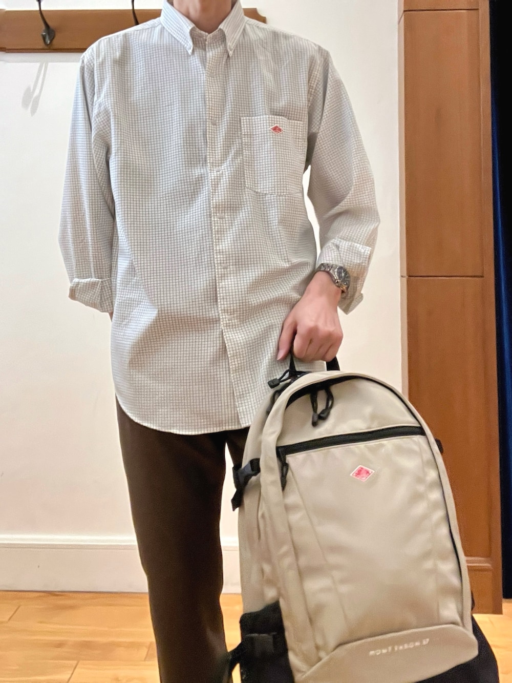 ホワイト系のシャツ/ブラウス、ベージュ系のバックパック/リュック、ブラウン系のその他パンツを着用したメンズの春コーディネートの10枚目の写真