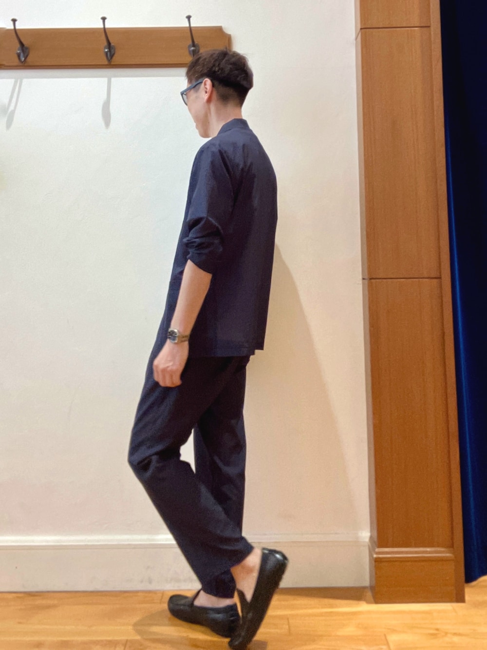 ブルー系のその他パンツ、ホワイト系のTシャツ/カットソー、ブルー系のテーラードジャケットを着用したメンズの夏コーディネートの2枚目の写真