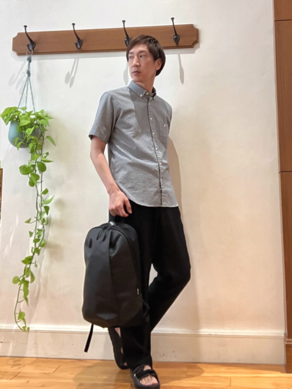 ブラック系のサンダル、グレー系のバックパック/リュック、ブラック系のその他パンツを着用したメンズの春コーディネートの7枚目の写真