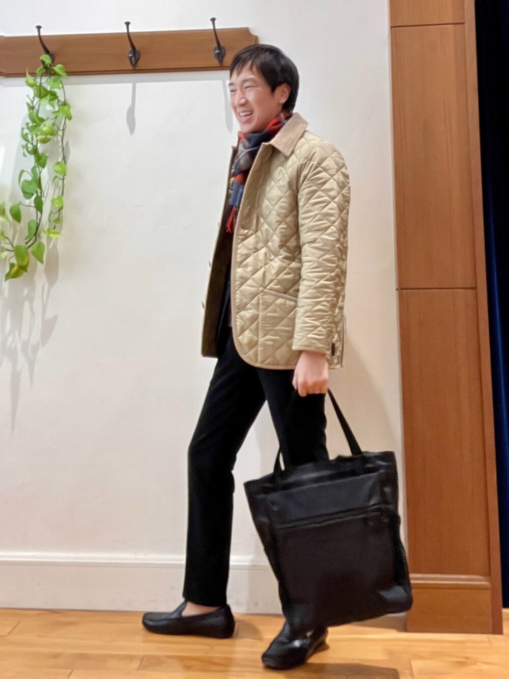 ブラック系のトートバッグ、ブラック系のその他パンツ、ホワイト系のTシャツ/カットソーを着用したメンズの秋コーディネートの3枚目の写真