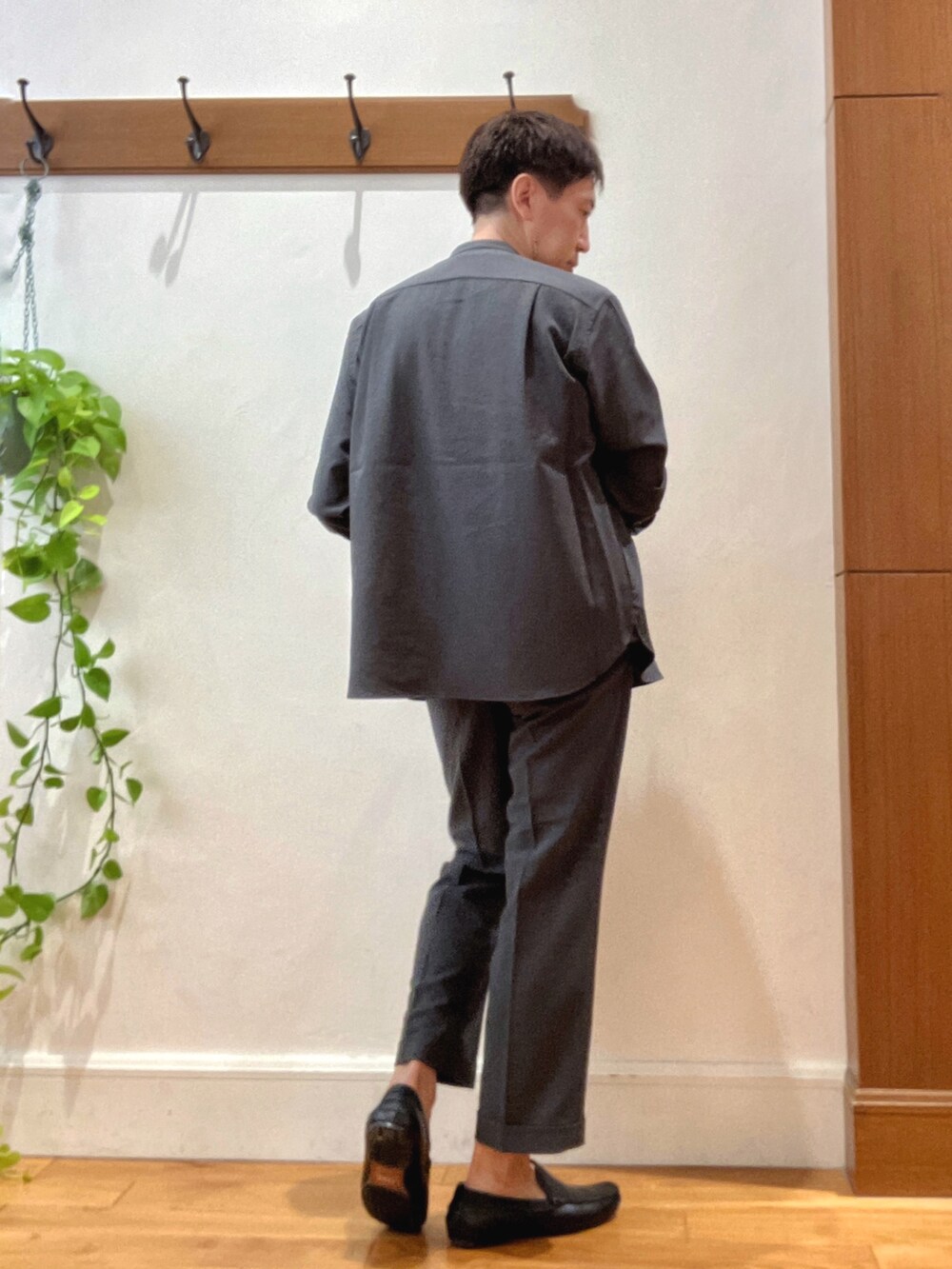 グレー系のスラックス、グレー系のシャツ/ブラウス、ホワイト系のTシャツ/カットソーを着用したメンズの夏コーディネートの4枚目の写真