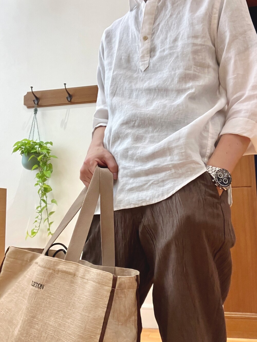 ホワイト系のシャツ/ブラウス、ブラウン系のその他パンツ、ブラック系のサンダルを着用したメンズの春コーディネートの7枚目の写真