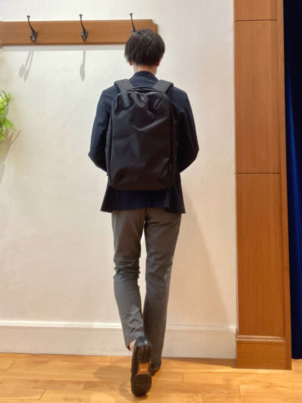 ブルー系のテーラードジャケット、レッド系のニット/セーター、グレー系のその他パンツを着用したメンズの秋コーディネートの5枚目の写真