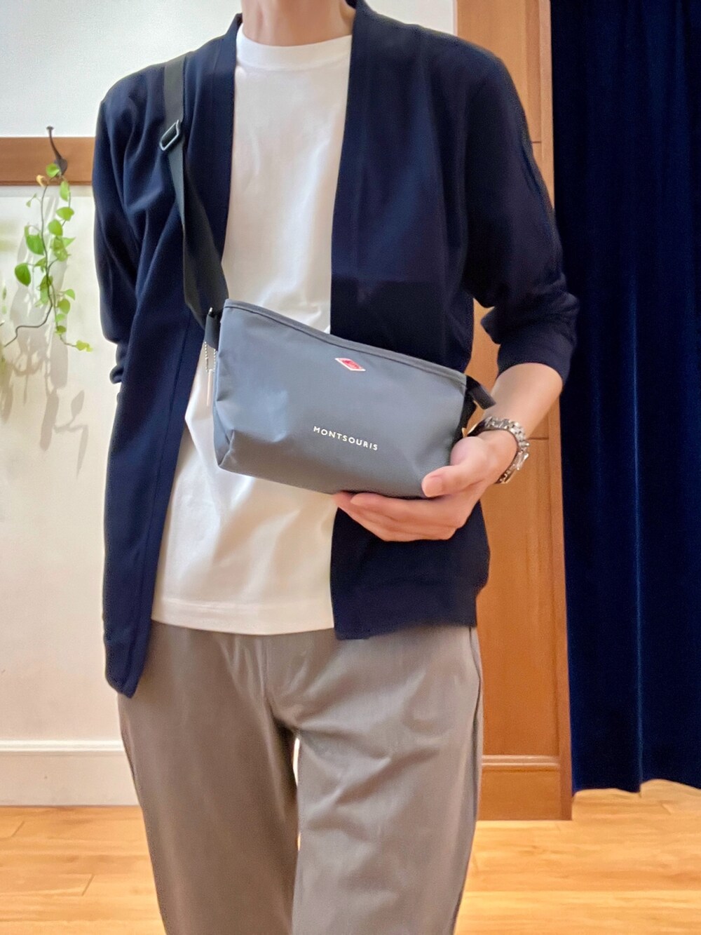 グレー系のその他パンツ、ホワイト系のTシャツ/カットソー、ブルー系のショルダーバッグを着用したメンズの秋コーディネートの9枚目の写真