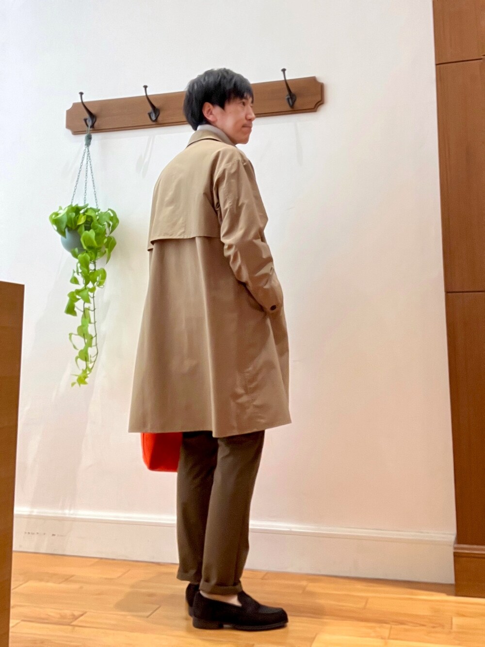 ベージュ系のステンカラーコート、ベージュ系のカーディガン/ボレロ、ブラウン系のその他パンツを着用したメンズの冬コーディネートの5枚目の写真