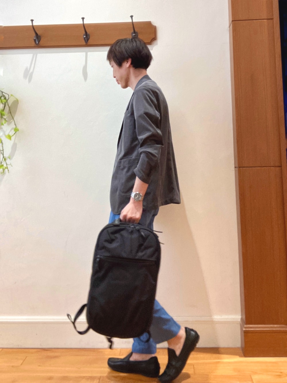 グレー系のテーラードジャケット、ブルー系のTシャツ/カットソー、ブルー系のチノパンツを着用したメンズの春コーディネートの3枚目の写真