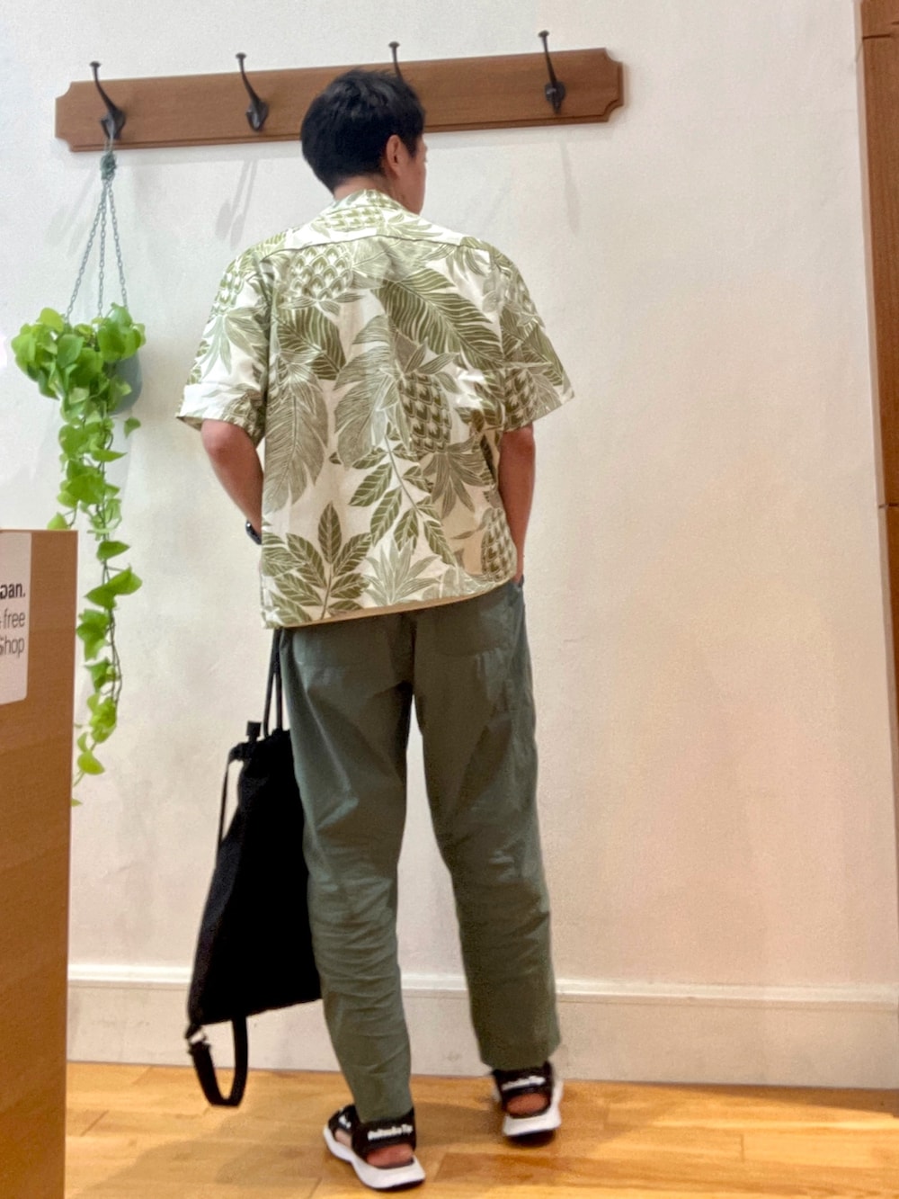 ブラック系のトートバッグ、ホワイト系のTシャツ/カットソー、グリーン系のシャツ/ブラウスを着用したメンズの夏コーディネートの4枚目の写真