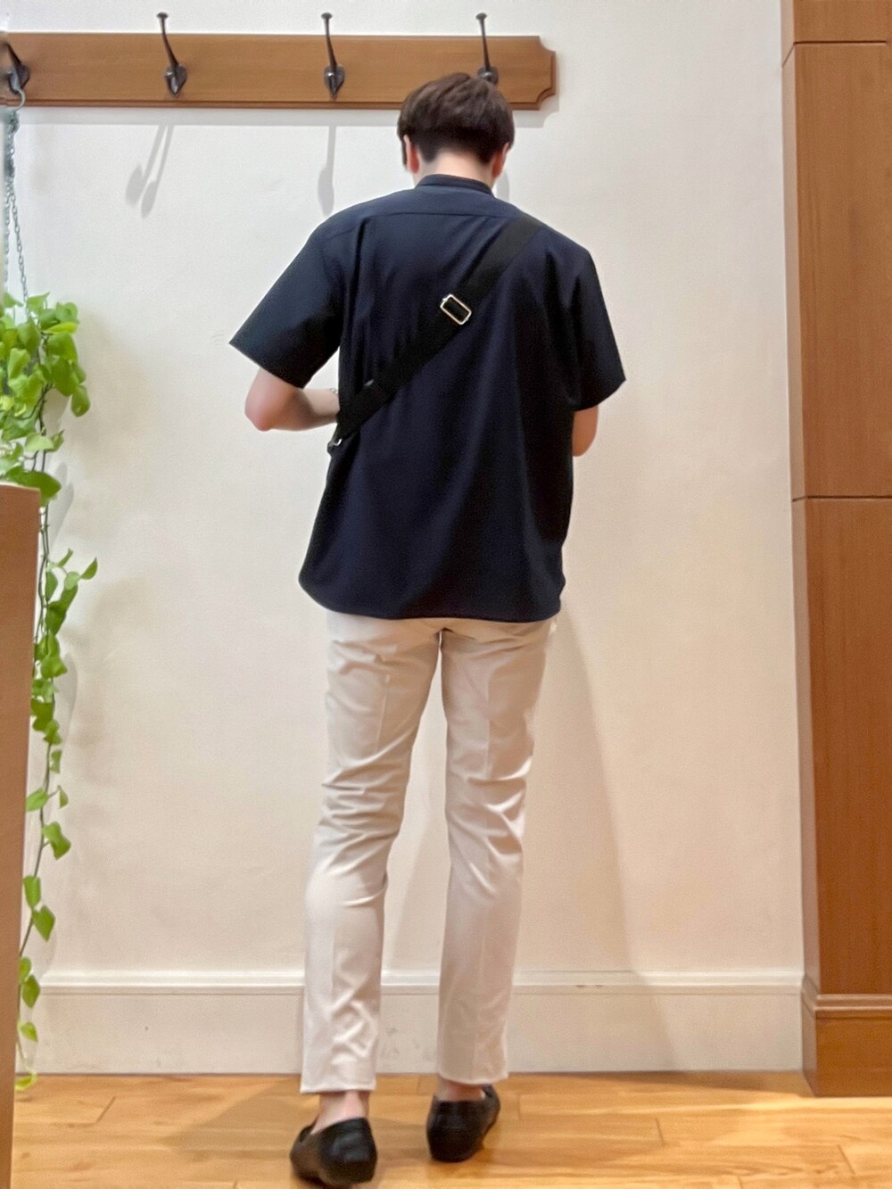 ホワイト系のTシャツ/カットソー、ブルー系のシャツ/ブラウス、ホワイト系のチノパンツを着用したメンズの夏コーディネートの5枚目の写真