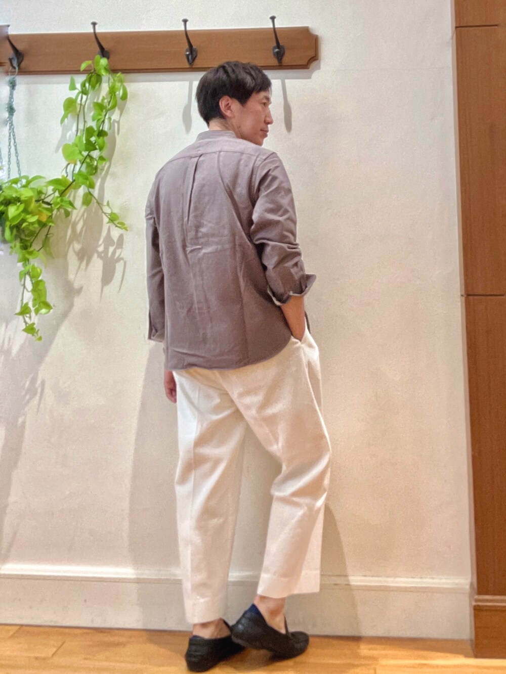 グレー系のシャツ/ブラウス、ホワイト系のデニムパンツを着用したメンズの冬コーディネートの5枚目の写真