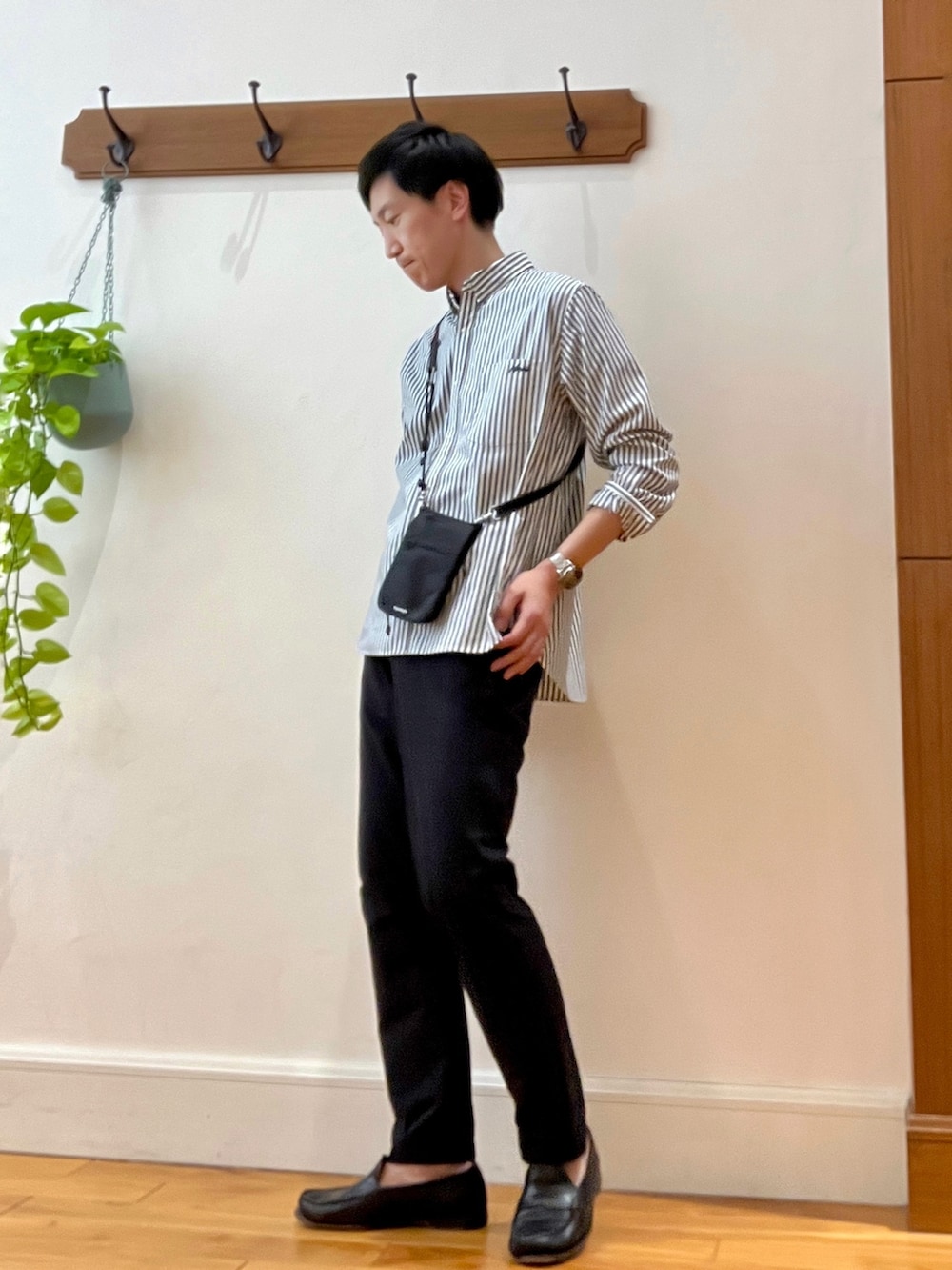 グレー系のシャツ/ブラウス、ブルー系のその他パンツ、ブルー系のTシャツ/カットソーを着用したメンズの春コーディネートの4枚目の写真