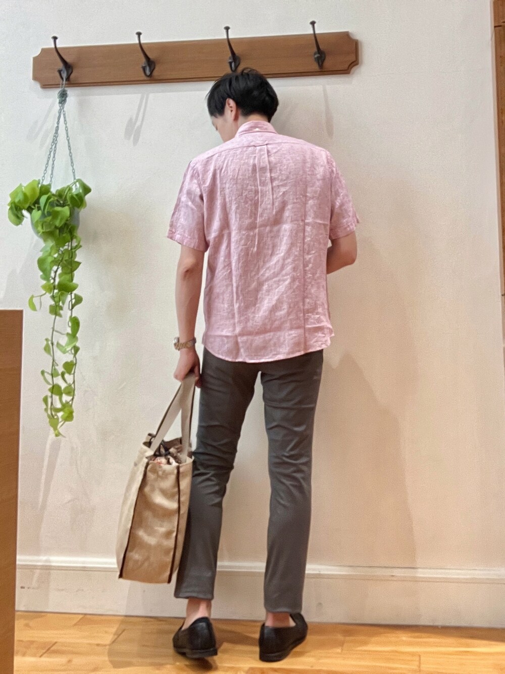 レッド系のシャツ/ブラウス、グレー系のその他パンツ、ベージュ系のトートバッグを着用したメンズの春コーディネートの6枚目の写真