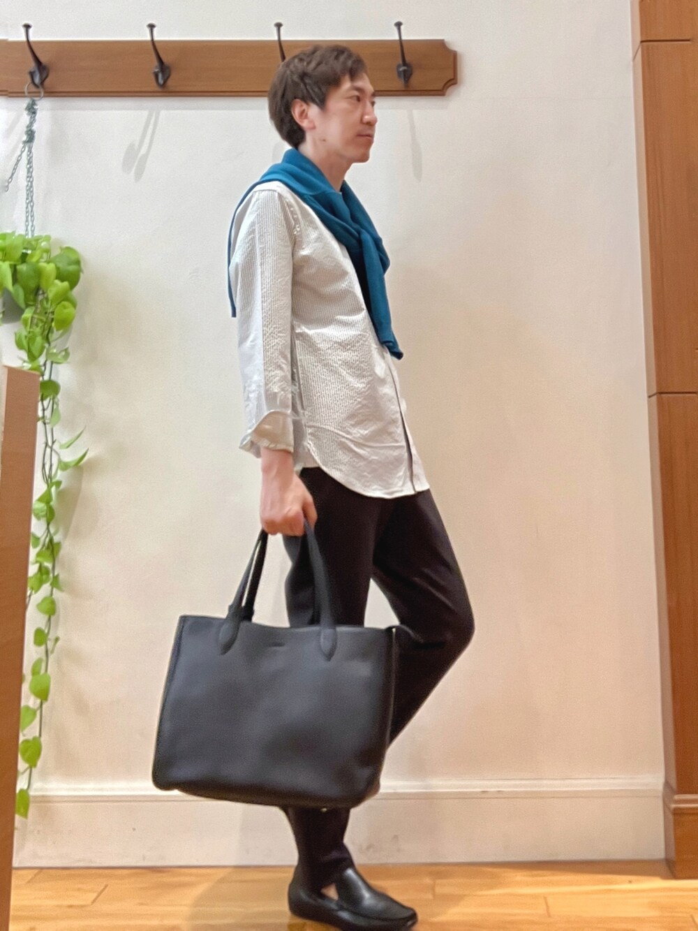 グリーン系のニット/セーター、グレー系のシャツ/ブラウス、グレー系のその他パンツを着用したメンズの春コーディネートの7枚目の写真