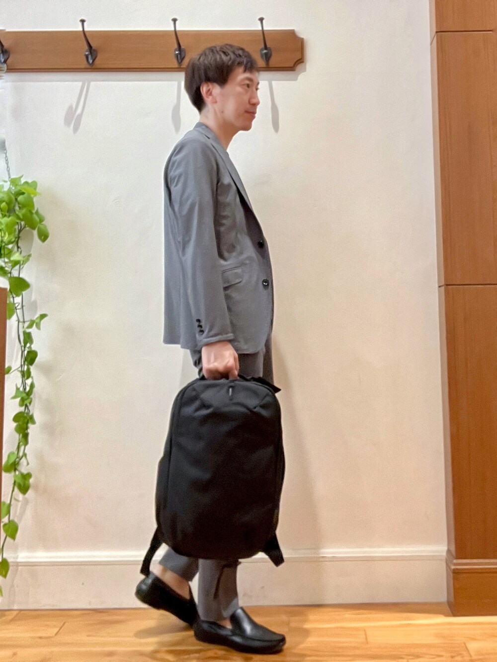 グレー系のテーラードジャケット、グレー系のTシャツ/カットソー、グレー系のその他パンツを着用したメンズの夏コーディネートの7枚目の写真