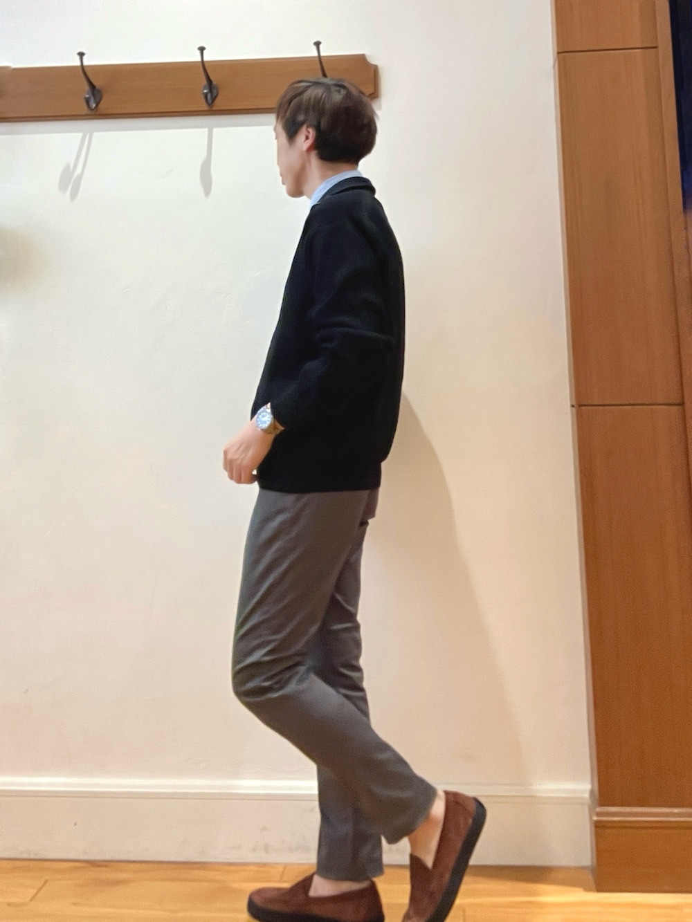 ブラウン系のスニーカー、グレー系のチノパンツ、ブルー系のシャツ/ブラウスを着用したメンズの秋コーディネートの4枚目の写真