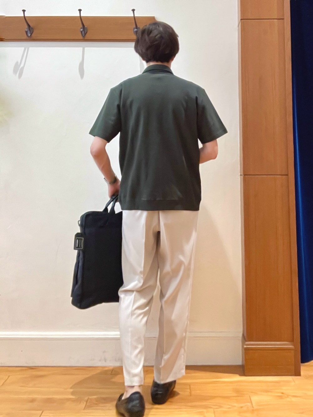 ホワイト系のTシャツ/カットソー、グリーン系のポロシャツ、ホワイト系のその他パンツを着用したメンズの夏コーディネートの4枚目の写真