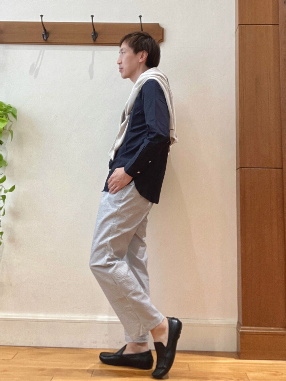 ベージュ系のカーディガン/ボレロ、ブルー系のシャツ/ブラウス、ホワイト系のその他パンツを着用したメンズの春コーディネートの3枚目の写真