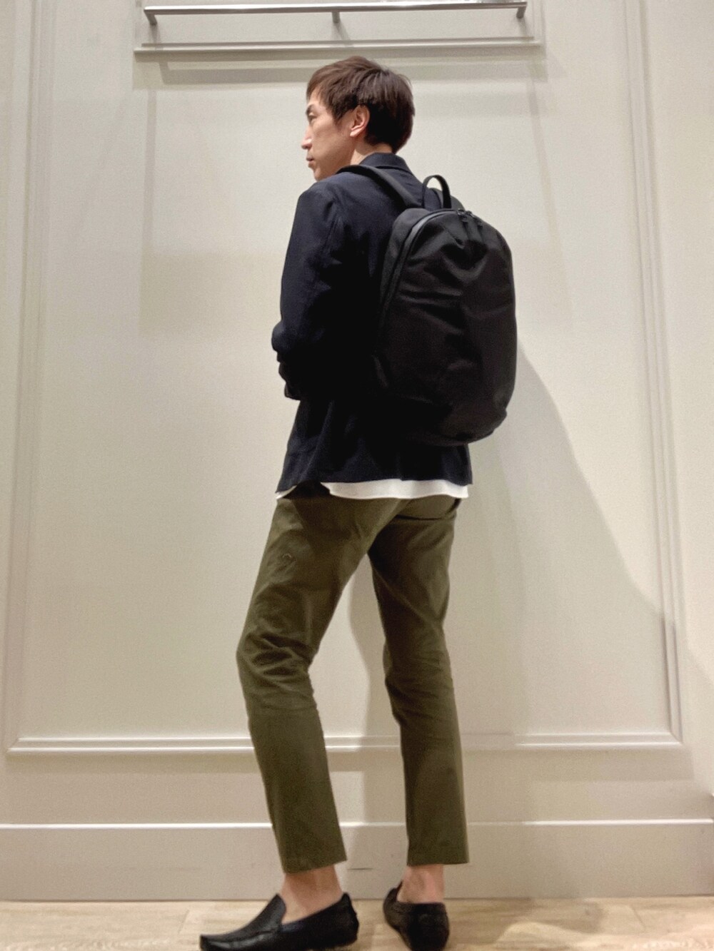 ホワイト系のシャツ/ブラウス、ブルー系のテーラードジャケット、ブラック系のバックパック/リュックを着用したメンズの冬コーディネートの4枚目の写真