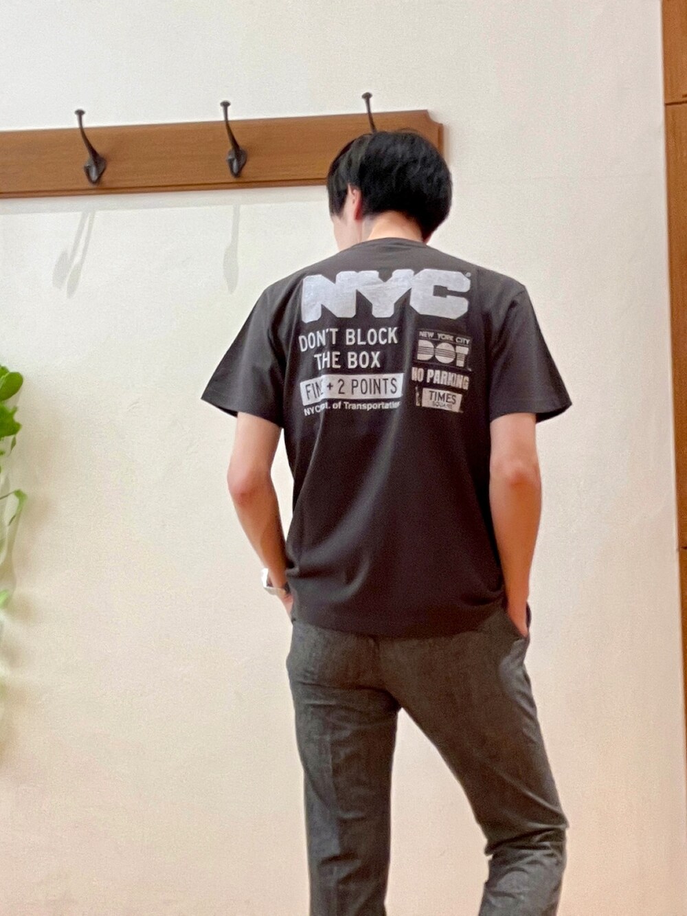 ブラック系のTシャツ/カットソー、グレー系のその他パンツ、ブラック系のサンダルを着用したメンズの春コーディネートの6枚目の写真