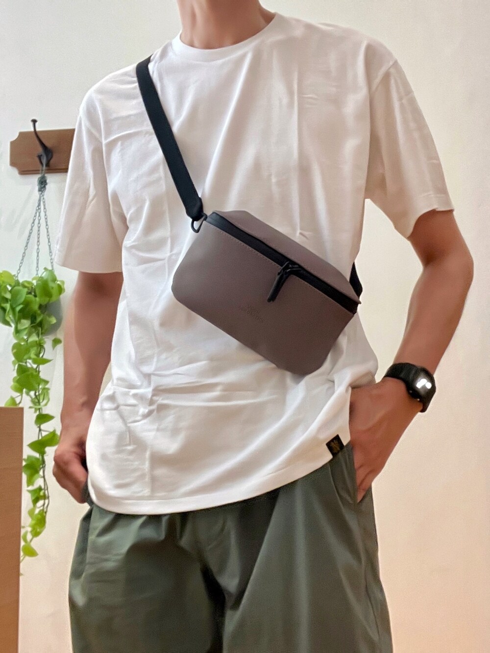 パープル系のショルダーバッグ、ホワイト系のTシャツ/カットソー、ブラック系のサングラスを着用したメンズの夏コーディネートの8枚目の写真