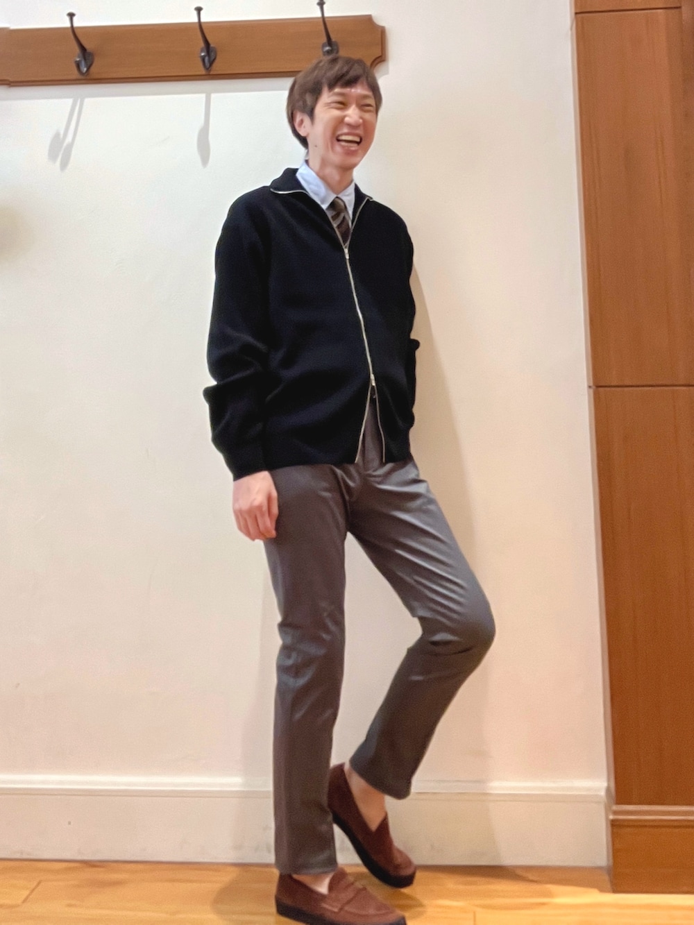 ブラウン系のスニーカー、グレー系のチノパンツ、ブルー系のシャツ/ブラウスを着用したメンズの秋コーディネートの7枚目の写真