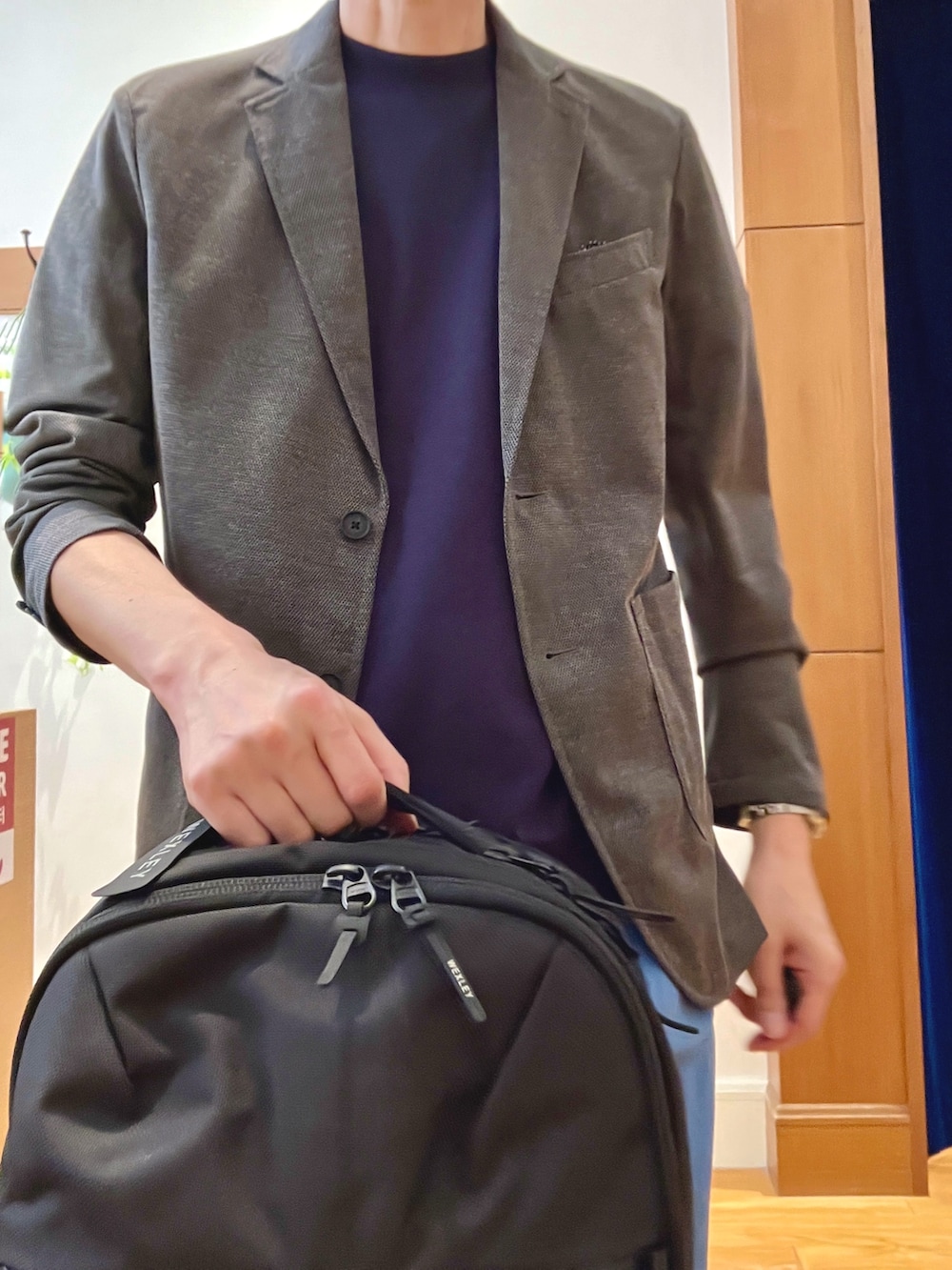 グレー系のテーラードジャケット、ブルー系のTシャツ/カットソー、ブルー系のチノパンツを着用したメンズの春コーディネートの9枚目の写真