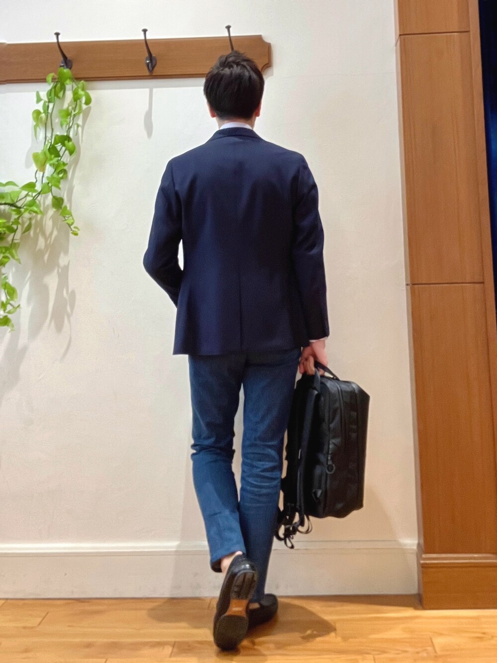 ブルー系のテーラードジャケット、パープル系のシャツ/ブラウス、ブルー系のデニムパンツを着用したメンズの春コーディネートの4枚目の写真